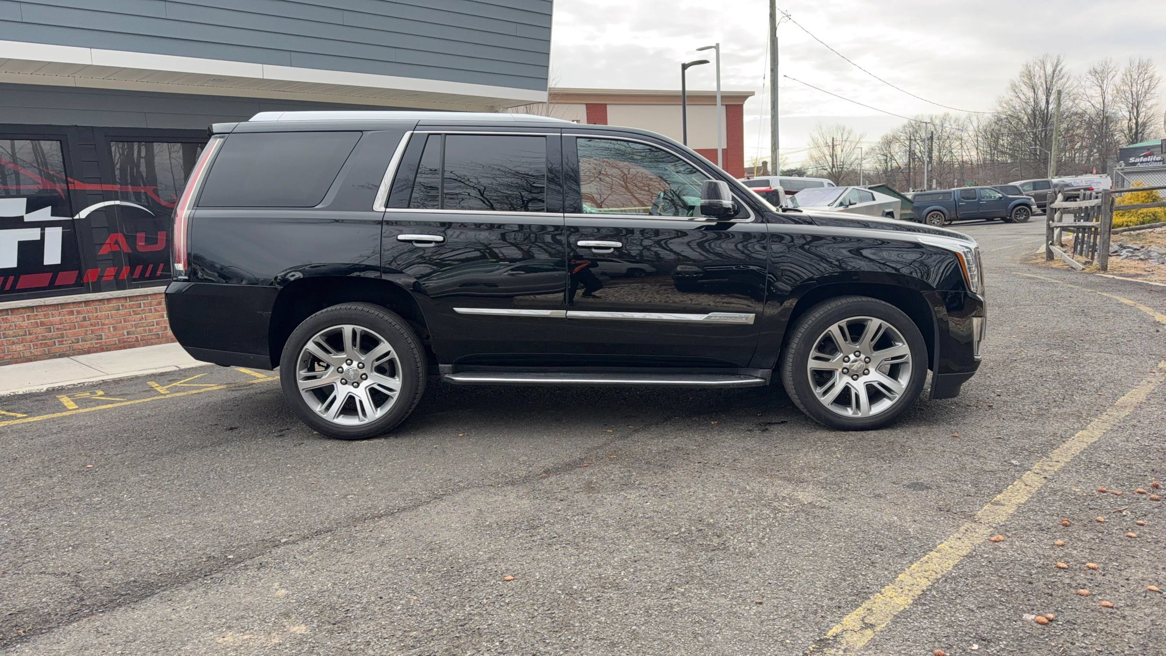 Used 2016 Cadillac Escalade Luxury AWD/4WD image 4