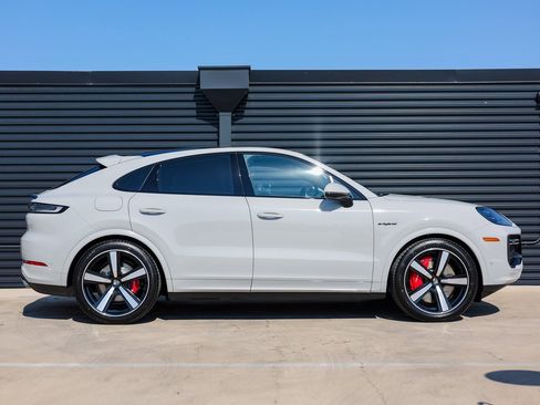 New 2025 Porsche Cayenne Turbo image 8