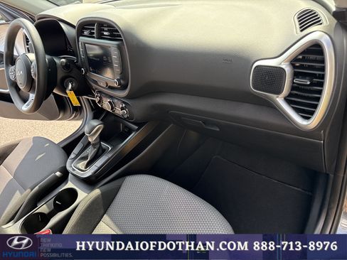 Used 2025 Kia Soul LX w/ LX Technology Package FWD image 16