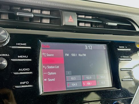 Used 2018 Toyota Camry LE image 19