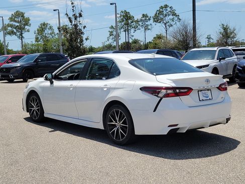 Used 2024 Toyota Camry SE image 4