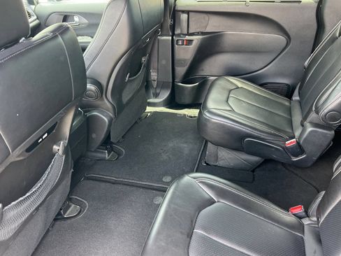 Used 2025 Chrysler Pacifica Select FWD image 12