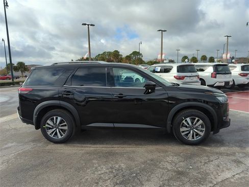 New 2025 Nissan Pathfinder SL image 2