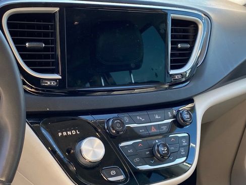 Used 2022 Chrysler Pacifica Touring-L FWD image 8