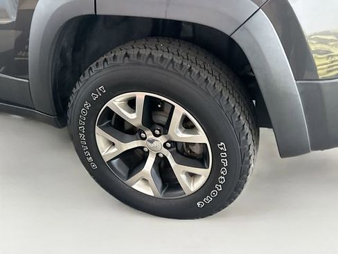 Used 2017 Jeep Cherokee Trailhawk w/ Cold Weather Group AWD/4WD image 30