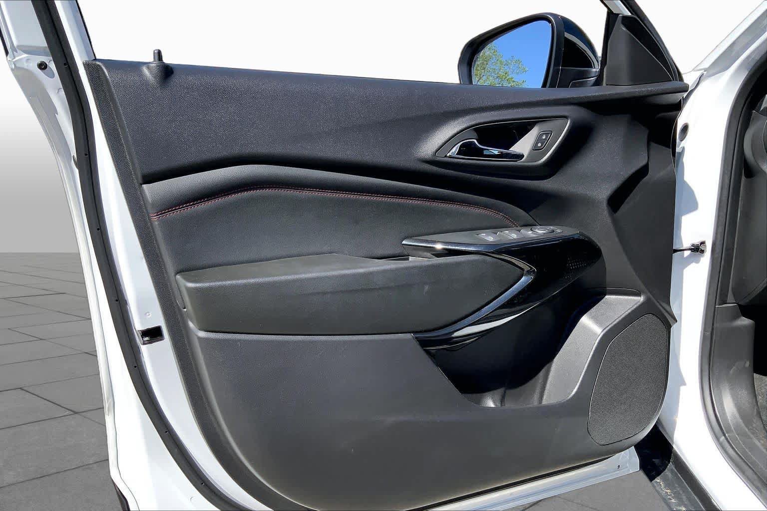Used 2025 Chevrolet Trax RS w/ Sunroof Package FWD image 22