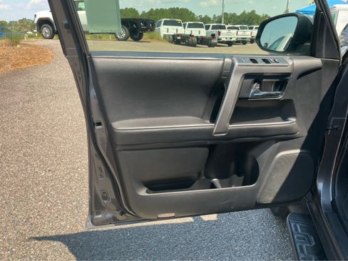 Used 2020 Toyota 4Runner SR5 AWD/4WD image 13
