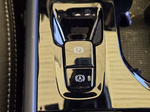 Used 2023 Volvo XC40 B5 Plus image 30