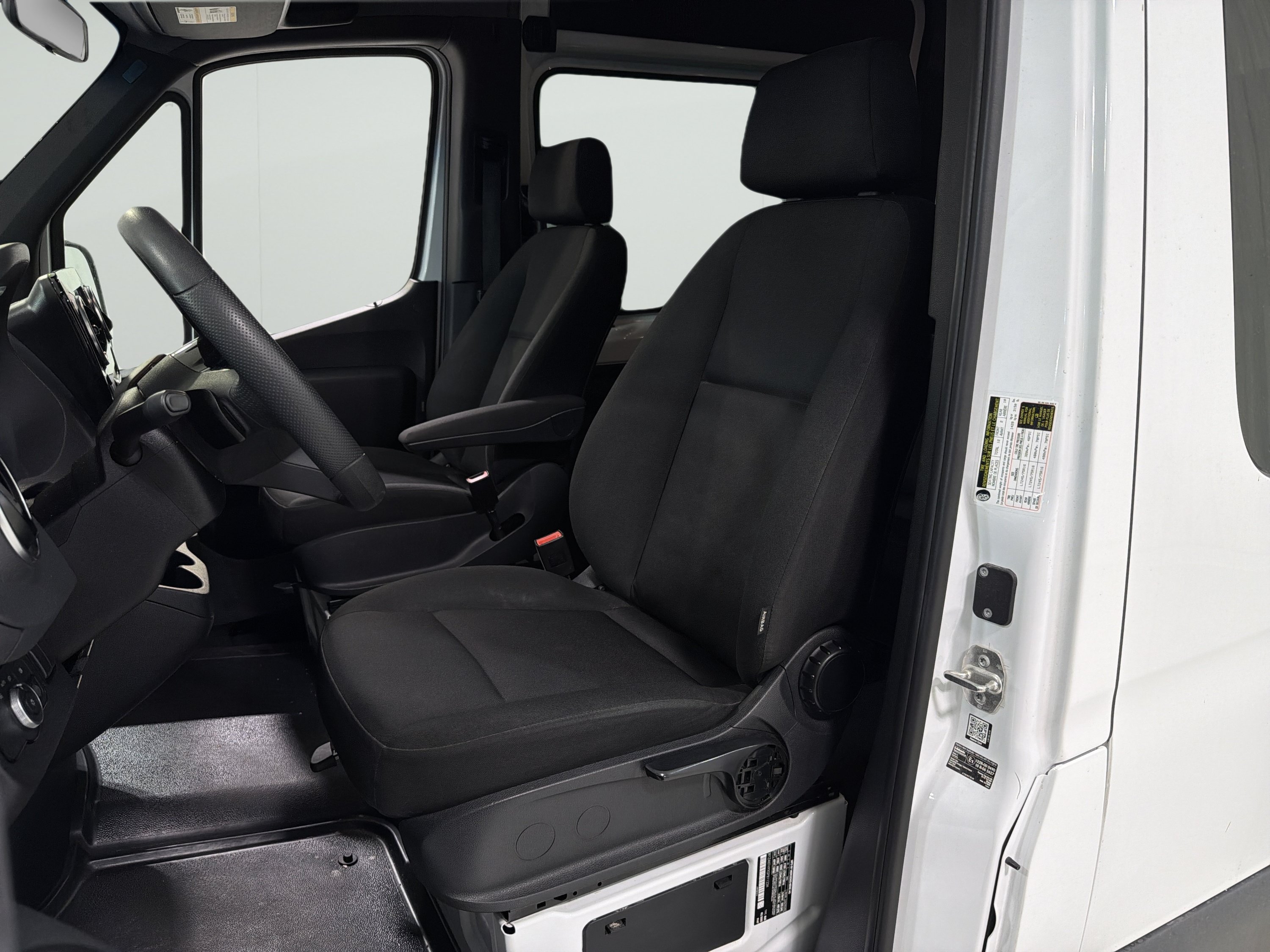 Used 2025 Mercedes-Benz Sprinter 2500 image 9