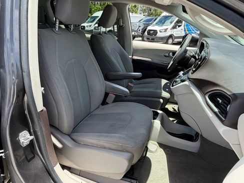 Used 2017 Chrysler Pacifica Touring w/ Tire & Wheel Group FWD image 15