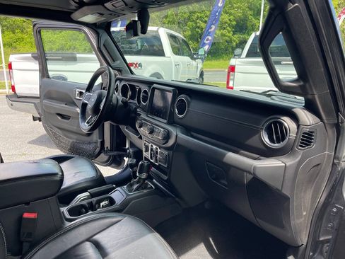 Used 2018 Jeep Wrangler Unlimited Sahara w/ Dual Top Group AWD/4WD image 37