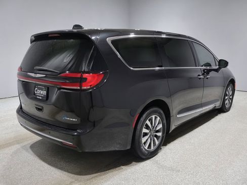 Used 2022 Chrysler Pacifica Limited image 2