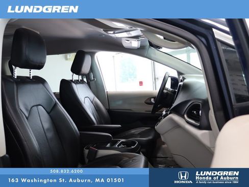 Used 2018 Chrysler Pacifica Touring-L FWD image 16