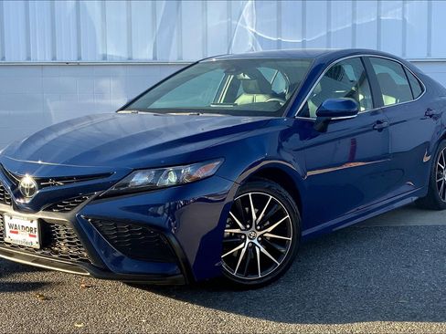 Used 2023 Toyota Camry SE image 2