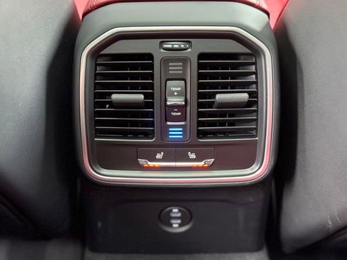 Certified 2025 Porsche Macan AWD/4WD image 32