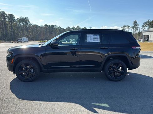 New 2025 Jeep Grand Cherokee Altitude image 4