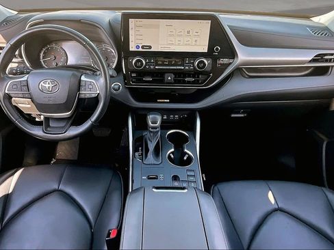Used 2023 Toyota Highlander XLE FWD image 7