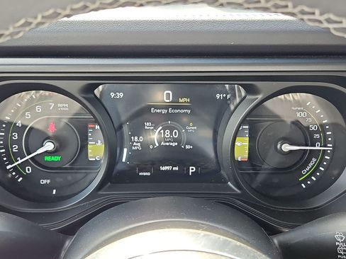 Used 2025 Jeep Wrangler Unlimited Sahara AWD/4WD image 17