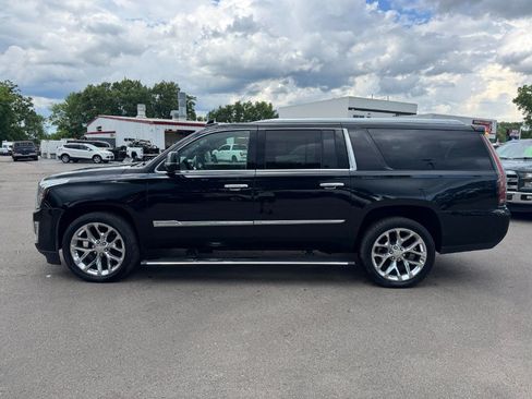 Used 2017 Cadillac Escalade ESV Platinum AWD/4WD image 2