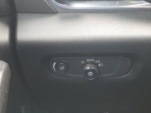 Used 2023 Chevrolet Traverse LT image 32