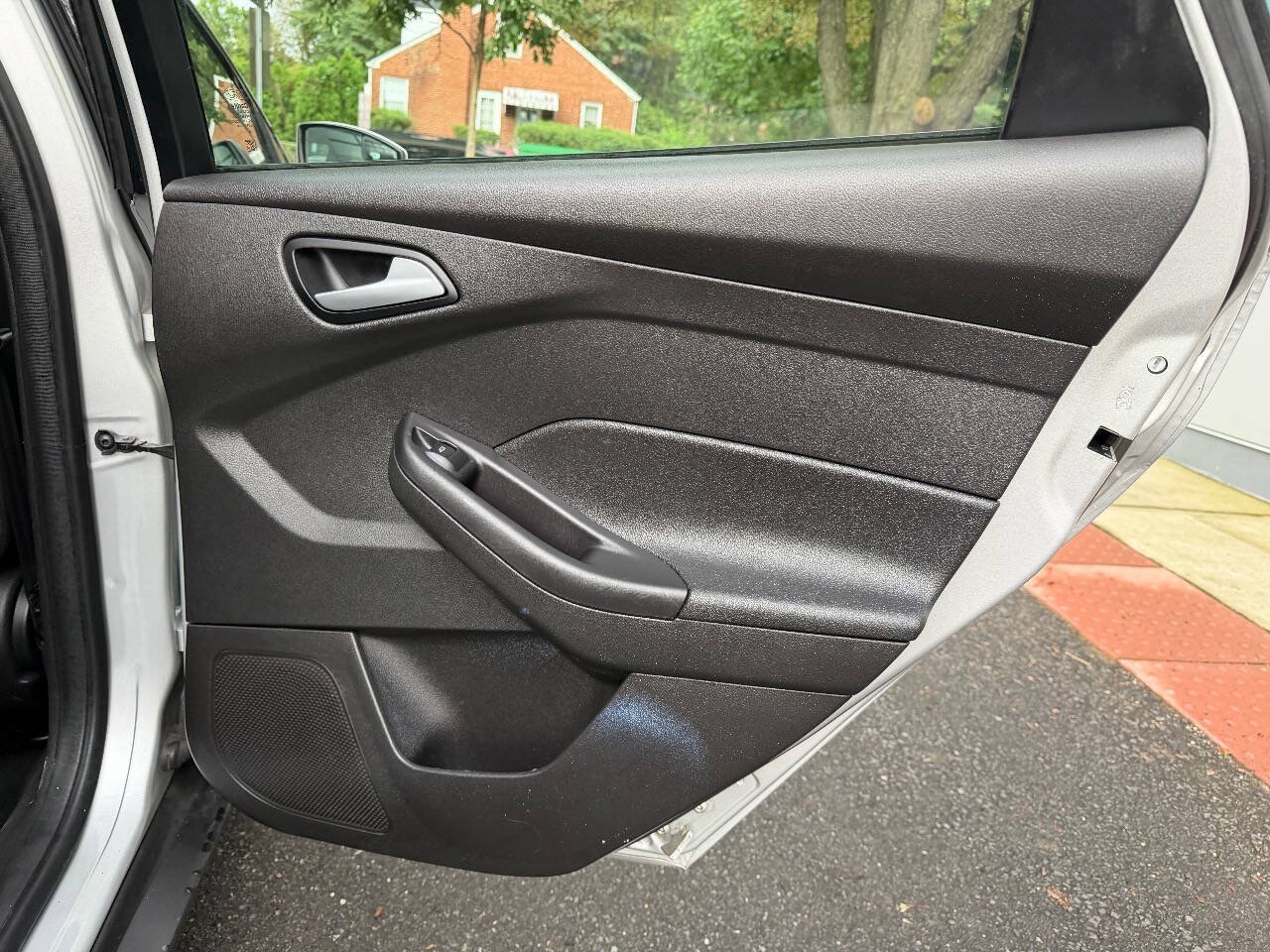 Used 2015 Ford Focus SE w/ SE Cold Weather Package FWD image 18