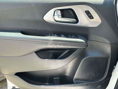 Used 2025 Chrysler Pacifica Limited FWD image 18
