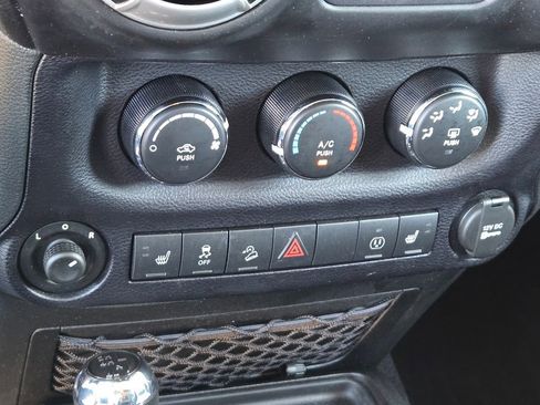 Used 2015 Jeep Wrangler Unlimited Sahara w/ Connectivity Group image 17