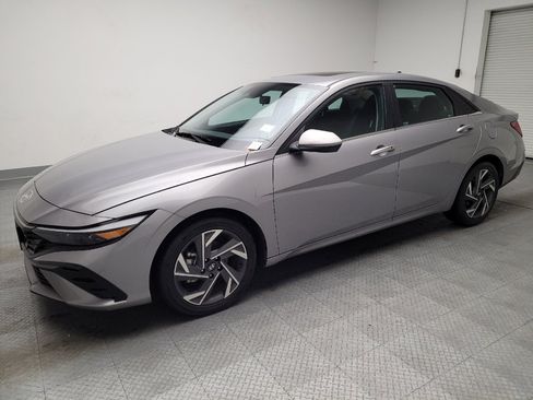 Used 2025 Hyundai Elantra SEL image 2
