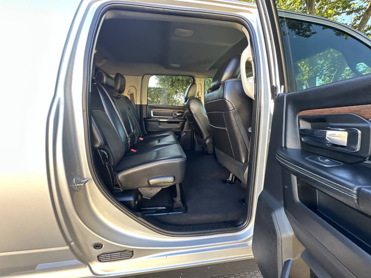 Used 2016 RAM 3500 Laramie w/ Convenience Group AWD/4WD image 11