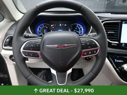 Used 2024 Chrysler Pacifica Select image 33