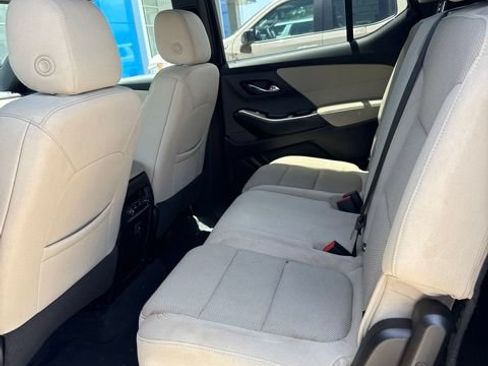 Used 2022 Chevrolet Traverse LS FWD image 9