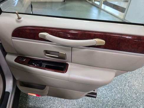 Used 2005 Lincoln Town Car Signature RWD image 21