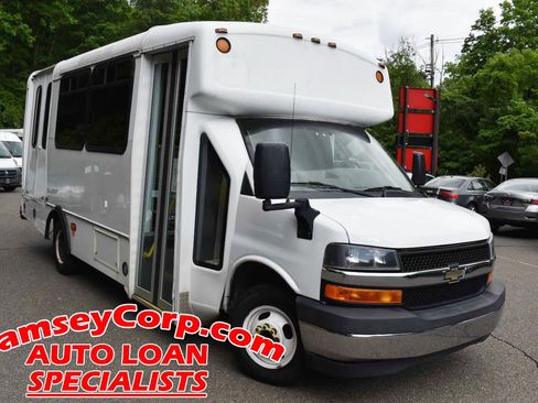 Used 2017 Chevrolet Express 4500 w/ Shuttle Bus Package RWD image 1