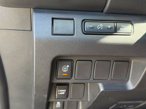 Used 2023 Nissan Frontier SV w/ Technology Package RWD image 18