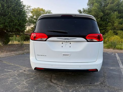 Used 2019 Chrysler Pacifica Touring-L FWD image 7