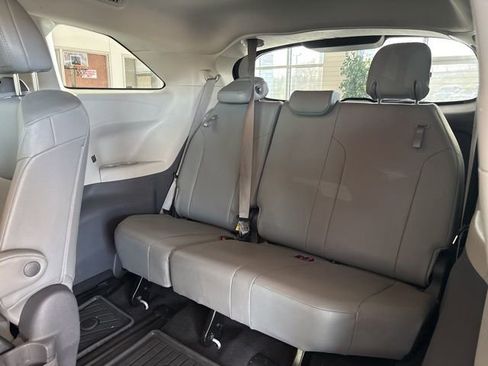 Used 2021 Toyota Sienna XLE image 19
