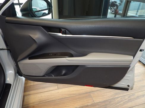 Used 2024 Toyota Camry SE image 12