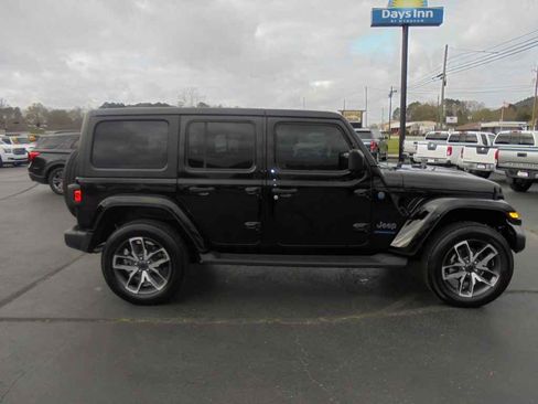 Used 2024 Jeep Wrangler Unlimited w/ Convenience Group image 2