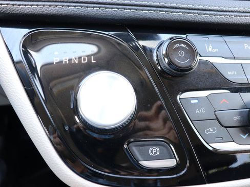 Used 2024 Chrysler Pacifica Limited FWD image 41