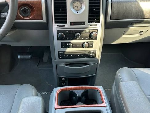 Used 2008 Chrysler Town & Country Touring FWD image 17
