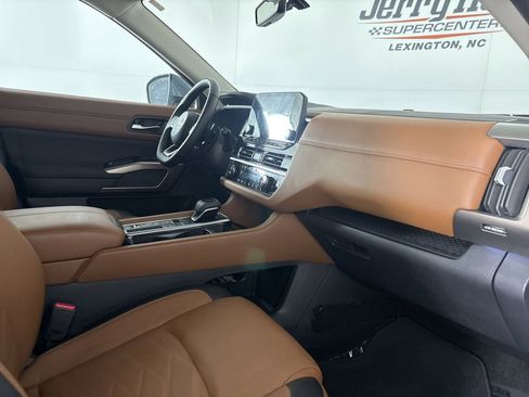 Used 2025 Nissan Pathfinder Platinum image 33