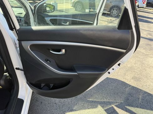 Used 2017 Hyundai Elantra GT FWD image 26