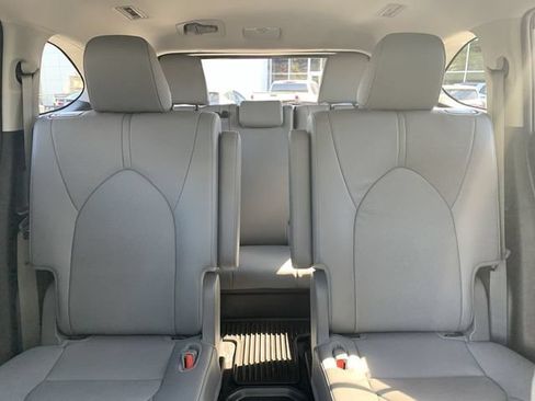 Certified 2024 Toyota Highlander Limited FWD image 32
