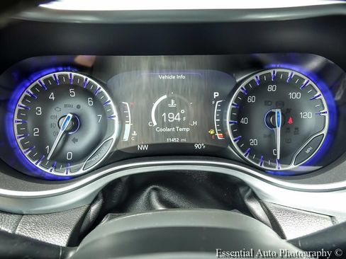 Used 2026 Chrysler Pacifica Limited FWD image 4