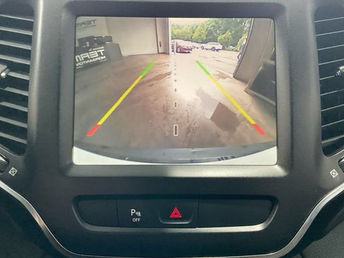 Used 2019 Jeep Cherokee Trailhawk AWD/4WD image 21