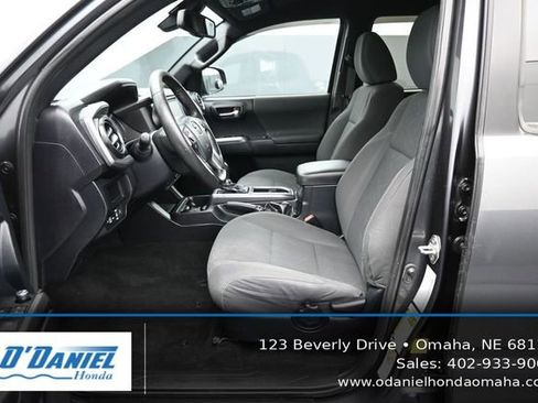 Used 2018 Toyota Tacoma TRD Off-Road w/ Technology Package AWD/4WD image 25