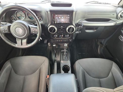Used 2016 Jeep Wrangler Unlimited Rubicon w/ Connectivity Group AWD/4WD image 19