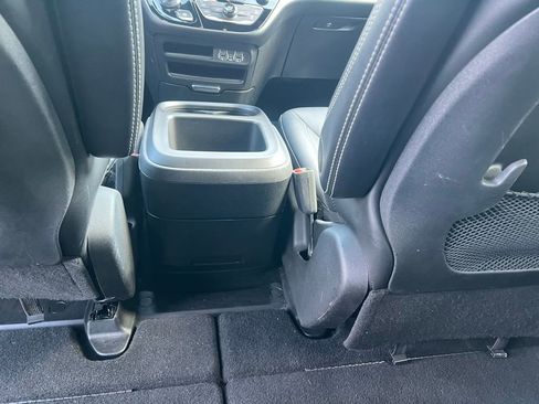 Used 2025 Chrysler Pacifica Select FWD image 18