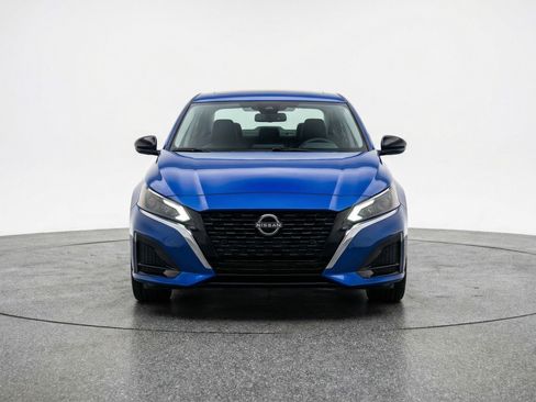 Used 2025 Nissan Altima 2.5 SV FWD image 2