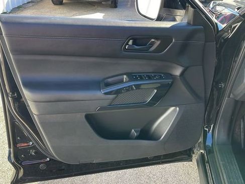 Used 2025 Nissan Pathfinder SV image 11